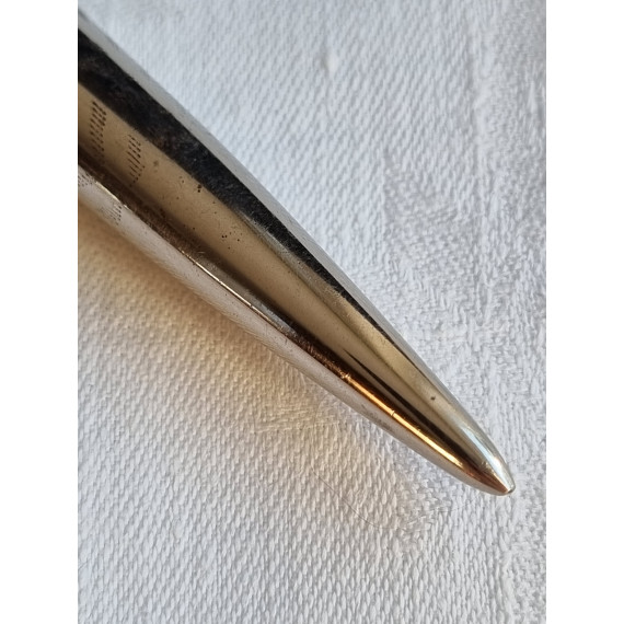 Sølv fylle penn, lang og smal og kan brukes som brevåpner