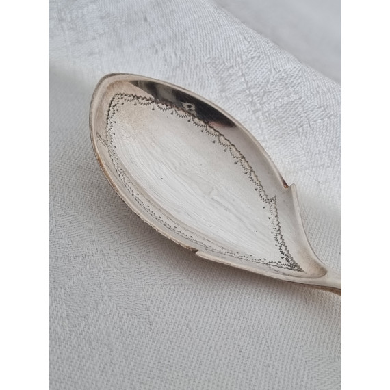 Nydelig antikk sølvskje, liten serveringsskje, med vakkert mønster, ca 17,7 cm