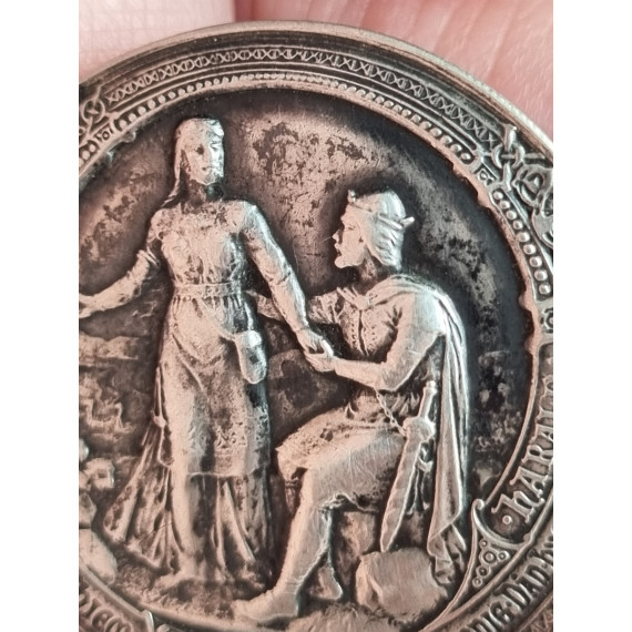 Gyda og Harald Hårfagre, detaljrik draktspenne, nål fra historien