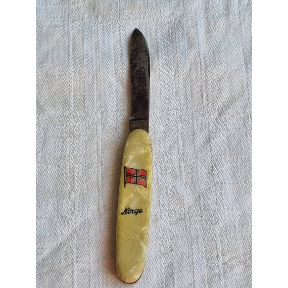 Eldre lommekniv, antatt i perlemor med Norsk Flagg og Norge