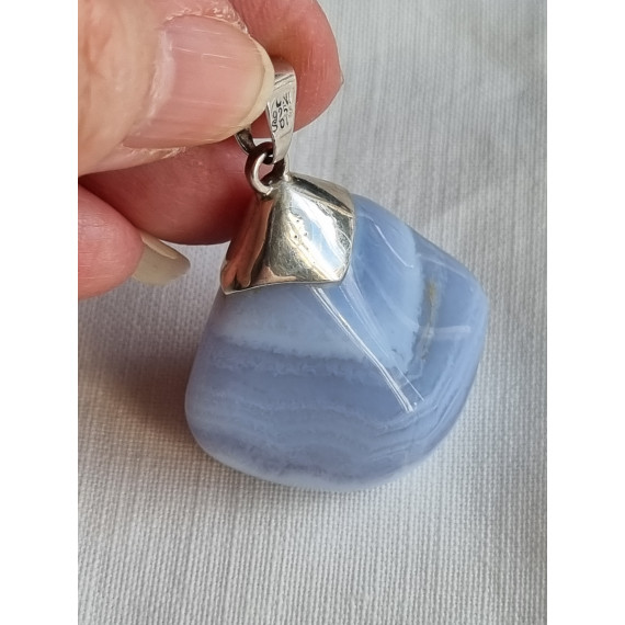 Anheng med større  tromlet Kalsedon, blå / Chalcedony Blue