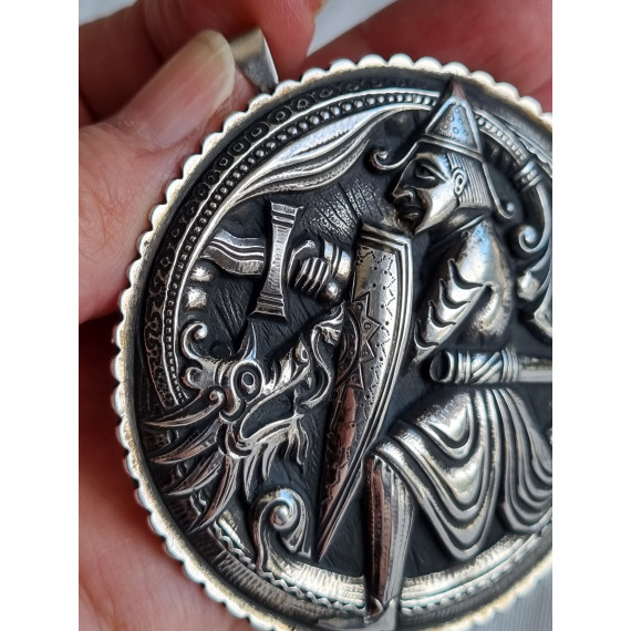 Antikk, STOR draktspenne, anheng i sølv, Sigurd Fåvnesbane, av av Josef Smejda