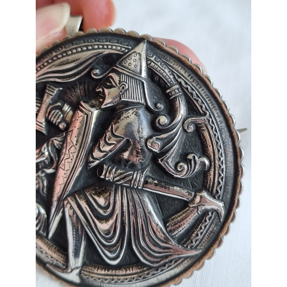 Antikk, STOR draktspenne, anheng i sølv, Sigurd Fåvnesbane, av av Josef Smejda