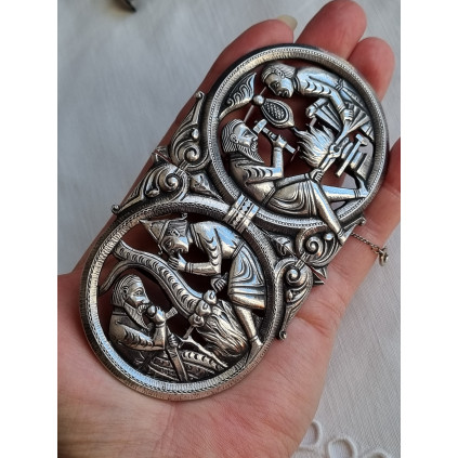 Antikk, drakt beltespenne i sølv, Sigurd Fåvnesbane, av av Josef Smejda