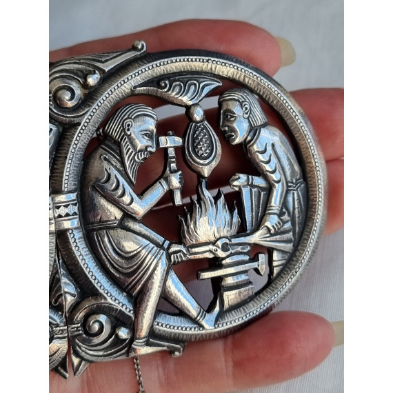 Antikk, drakt beltespenne i sølv, Sigurd Fåvnesbane, av av Josef Smejda