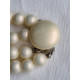 To raders perlekjede med uekte store perler, og flott lås