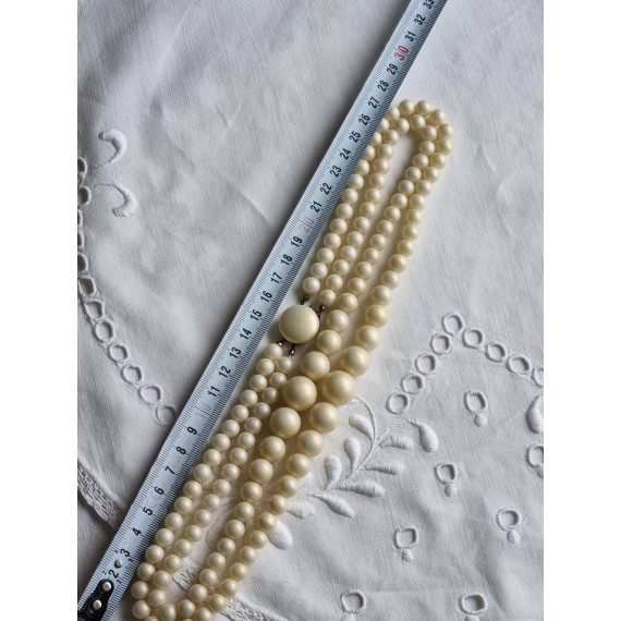 To raders perlekjede med uekte store perler, og flott lås