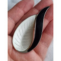 Stor sølv emalje brosje, glitrende hvit emalje + sort blad, Aksel Holmsen