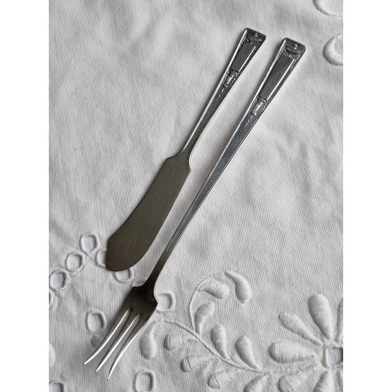 En lang røregaffel og en smørkniv i Buckingham mønster