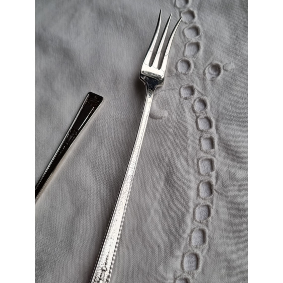 En lang røregaffel og en smørkniv i Buckingham mønster
