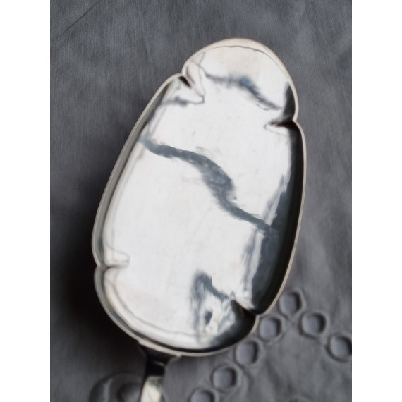 Nydelig kakespade antatt i sølv, kun stemplet Oslo Gullsmedenes Forskole, ca 24,2 cm lang