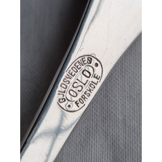 Nydelig kakespade antatt i sølv, kun stemplet Oslo Gullsmedenes Forskole, ca 24,2 cm lang