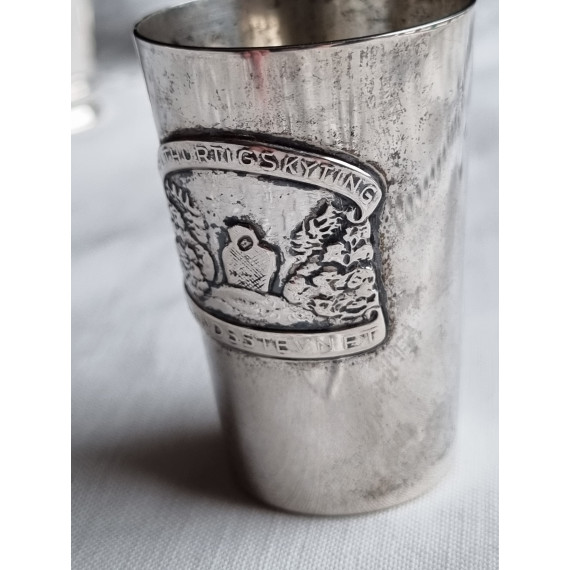 Pokal, liten vase i 830 sølv, fra Br Lohne, med dekor fra Landsstevne i skyting