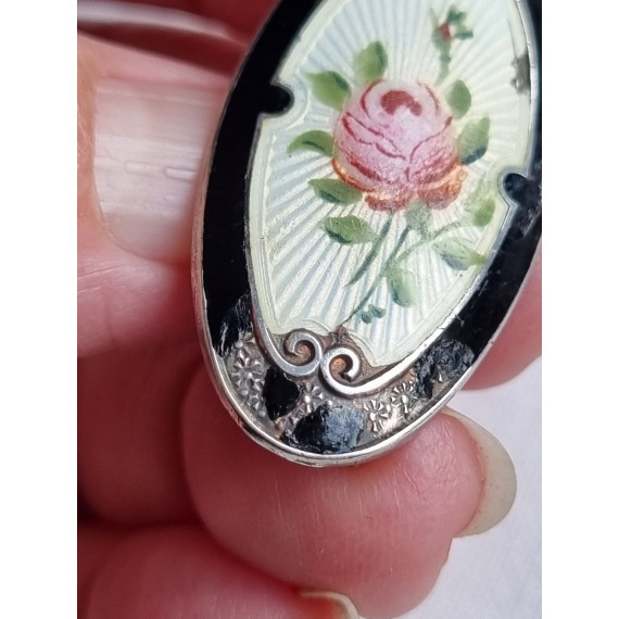 Nydelig sølv emalje smykke, med vakker rose og sort emalje ramme