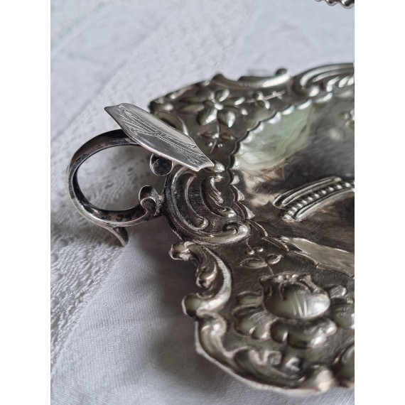 Antikk kammerlysestake i sølv, rikt dekorert, mrk fra Portugal fra 1800-tallet