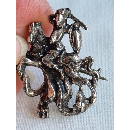 Ridder til hest, med sverd og skjold, en antikk, liten sølv nål