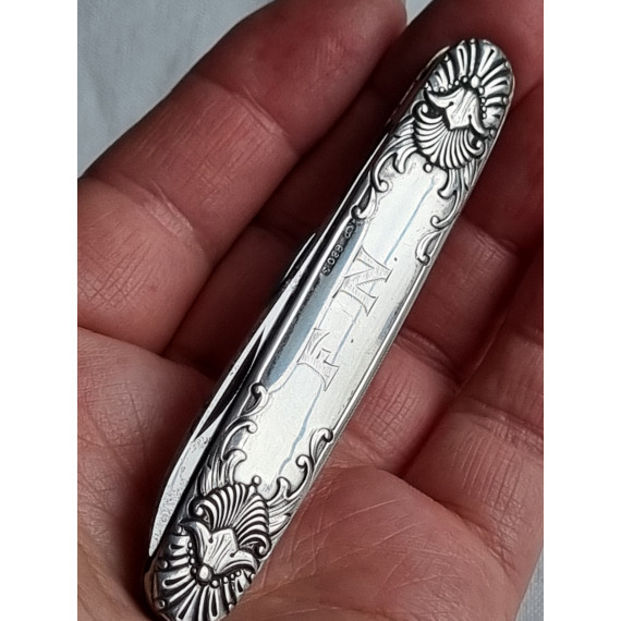 Sølv lommekniv med to blader, mrk 830S og gravert eierinitialer "F.N."