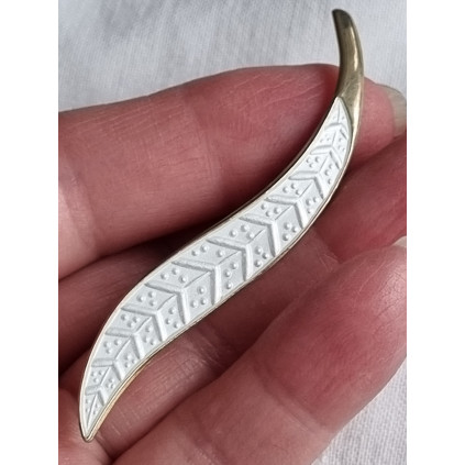Perfekt sølv emalje nål, enkelt hvitt blad med detaljer, av Aksel Holmsen