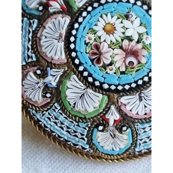 Nydelig eldre mikro mosaikk brosje i art deco design med blomster, diameter ca 4,5 cm