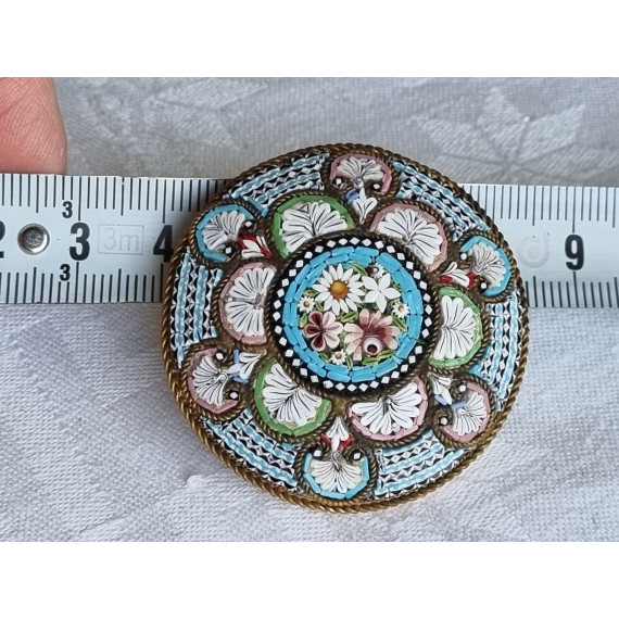 Nydelig eldre mikro mosaikk brosje i art deco design med blomster, diameter ca 4,5 cm