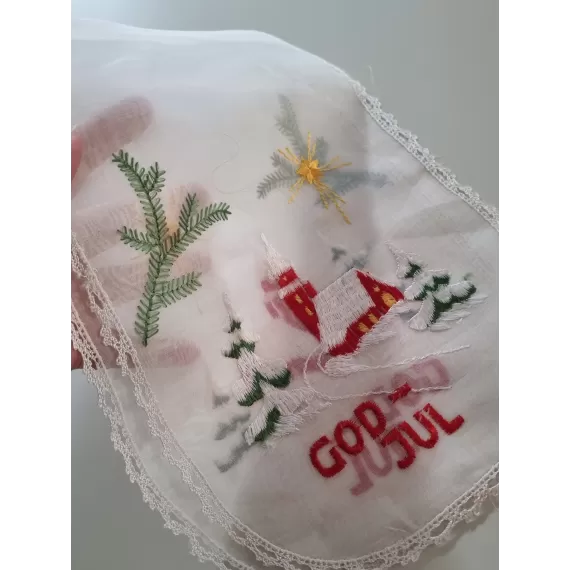 Duk med "God Jul", eldre silkestoff og brodert kirke