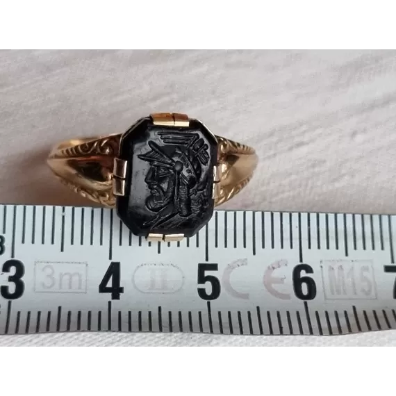 Herre ring i 585 gult gull med onyx stein innprentet romersk kriger