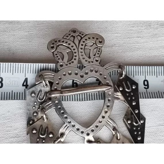 Hjertesølje for Østfoldbunad, ca 4,5 cm bred, og henger ca 7,3 cm ned