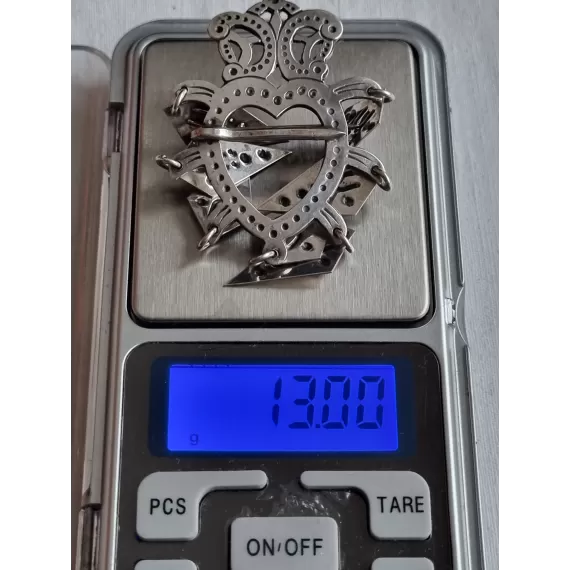 Hjertesølje for Østfoldbunad, ca 4,5 cm bred, og henger ca 7,3 cm ned