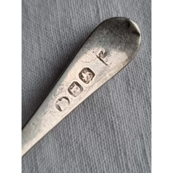 Noe lang saltskje, flott spade-formet i Britisk sterling sølv, ca 9,5 cm