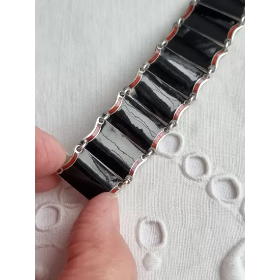 Nydelig sølv emalje armbånd, i sort og rødt, fra Einar Modahl, ca 18,5 cm, lukket