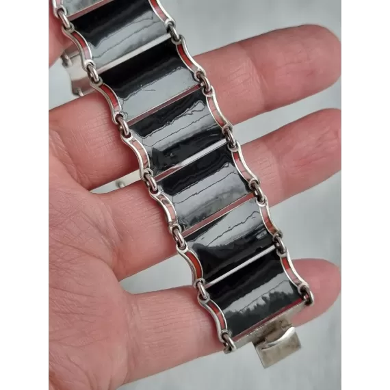 Nydelig sølv emalje armbånd, i sort og rødt, fra Einar Modahl, ca 18,5 cm, lukket