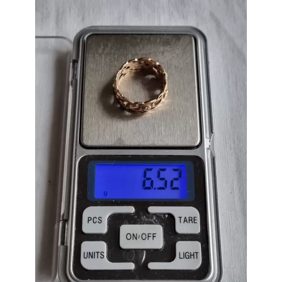 Eksotisk og mystisk ring i 585 gult gull med diamanter rundt, strl 62, 6,5 gram