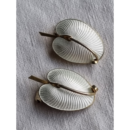 Nydelig par sølv emalje øredobber i blad design med klips fra Edelmetall