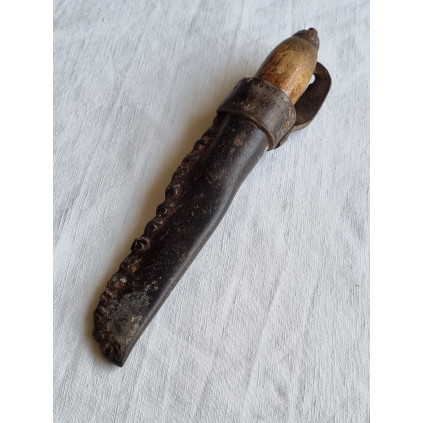 Antikk spesiell kniv med skinn slire, mulig svensk