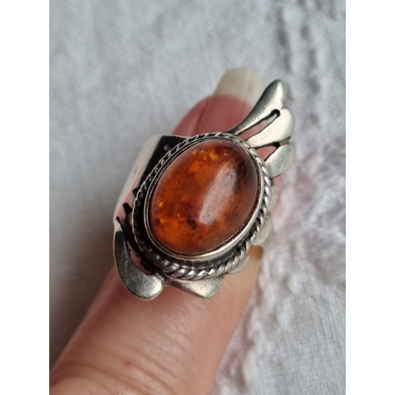 Nydelig ring i 925 sølv, fantastisk form med en rav stein, antatt antikk