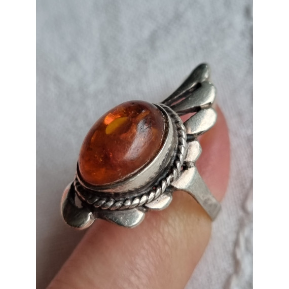 Nydelig ring i 925 sølv, fantastisk form med en rav stein, antatt antikk