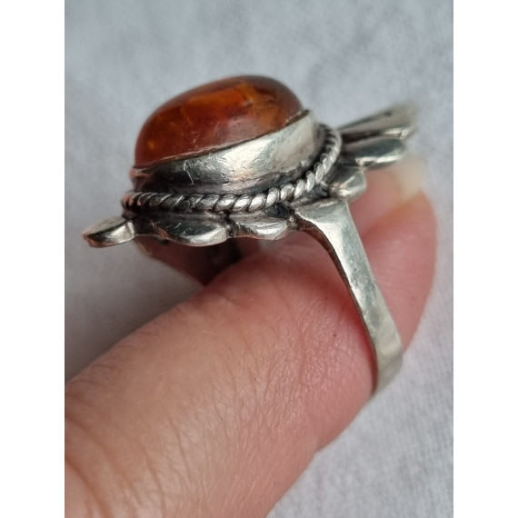 Nydelig ring i 925 sølv, fantastisk form med en rav stein, antatt antikk