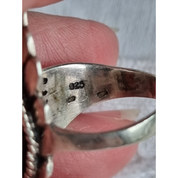 Nydelig ring i 925 sølv, fantastisk form med en rav stein, antatt antikk