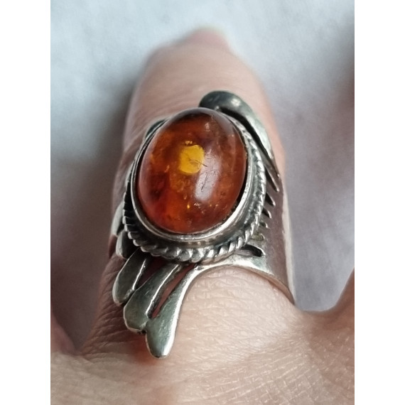 Nydelig ring i 925 sølv, fantastisk form med en rav stein, antatt antikk