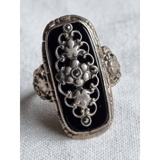Smekker ring i 830 sølv, med sort onyx stein og flott pynt over, strl 56