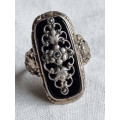 Smekker ring i 830 sølv, med sort onyx stein og flott pynt over, strl 56