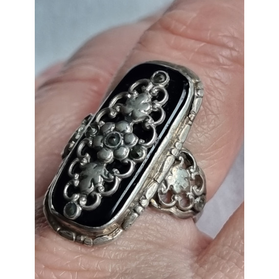 Smekker ring i 830 sølv, med sort onyx stein og flott pynt over, strl 56