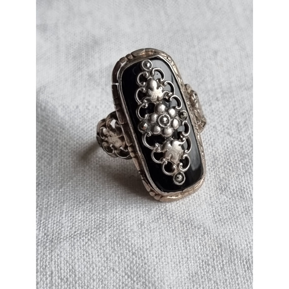 Smekker ring i 830 sølv, med sort onyx stein og flott pynt over, strl 56