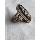 Smekker ring i 830 sølv, med sort onyx stein og flott pynt over, strl 56