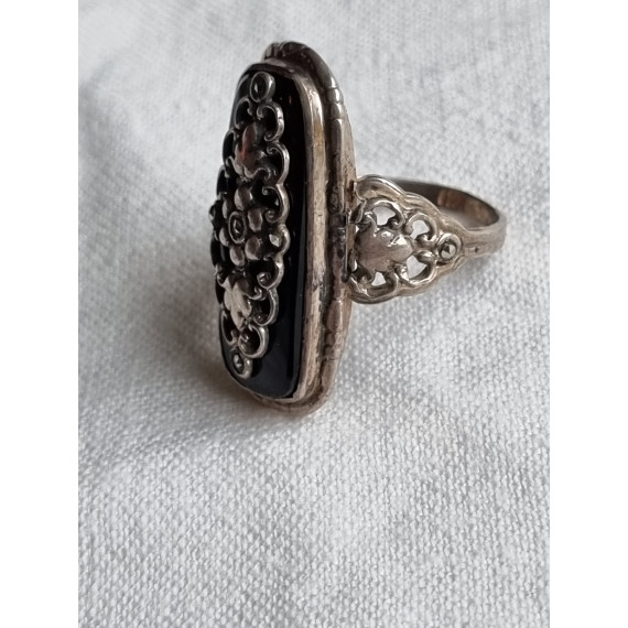 Smekker ring i 830 sølv, med sort onyx stein og flott pynt over, strl 56