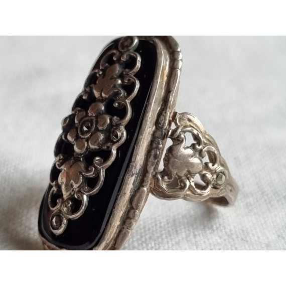 Smekker ring i 830 sølv, med sort onyx stein og flott pynt over, strl 56