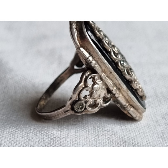 Smekker ring i 830 sølv, med sort onyx stein og flott pynt over, strl 56