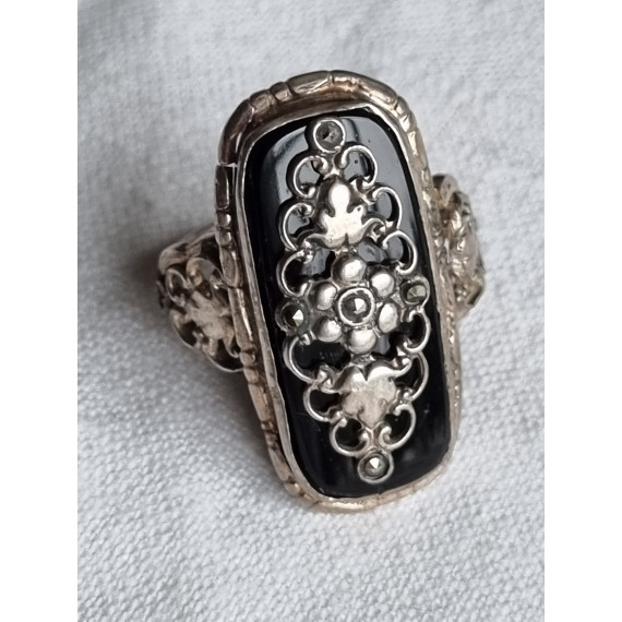 Smekker ring i 830 sølv, med sort onyx stein og flott pynt over, strl 56