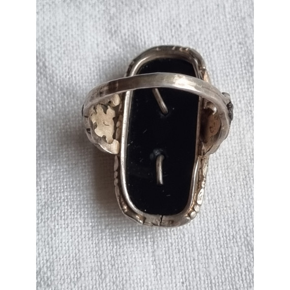 Smekker ring i 830 sølv, med sort onyx stein og flott pynt over, strl 56