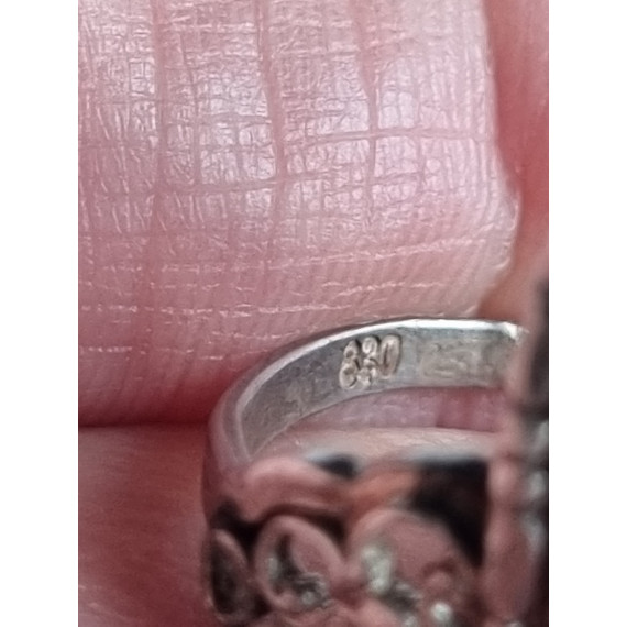 Smekker ring i 830 sølv, med sort onyx stein og flott pynt over, strl 56
